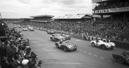 Nr.22. Carroll Shelby i Paul Frere – Aston Martin DB3S, nr.7. Eric Thompson i Dennis Poore – Lagonda DP115, nr.27. Jean Paul Colas i Hermando da Silva Ramos – Aston Martin DB2/4 Vignale.